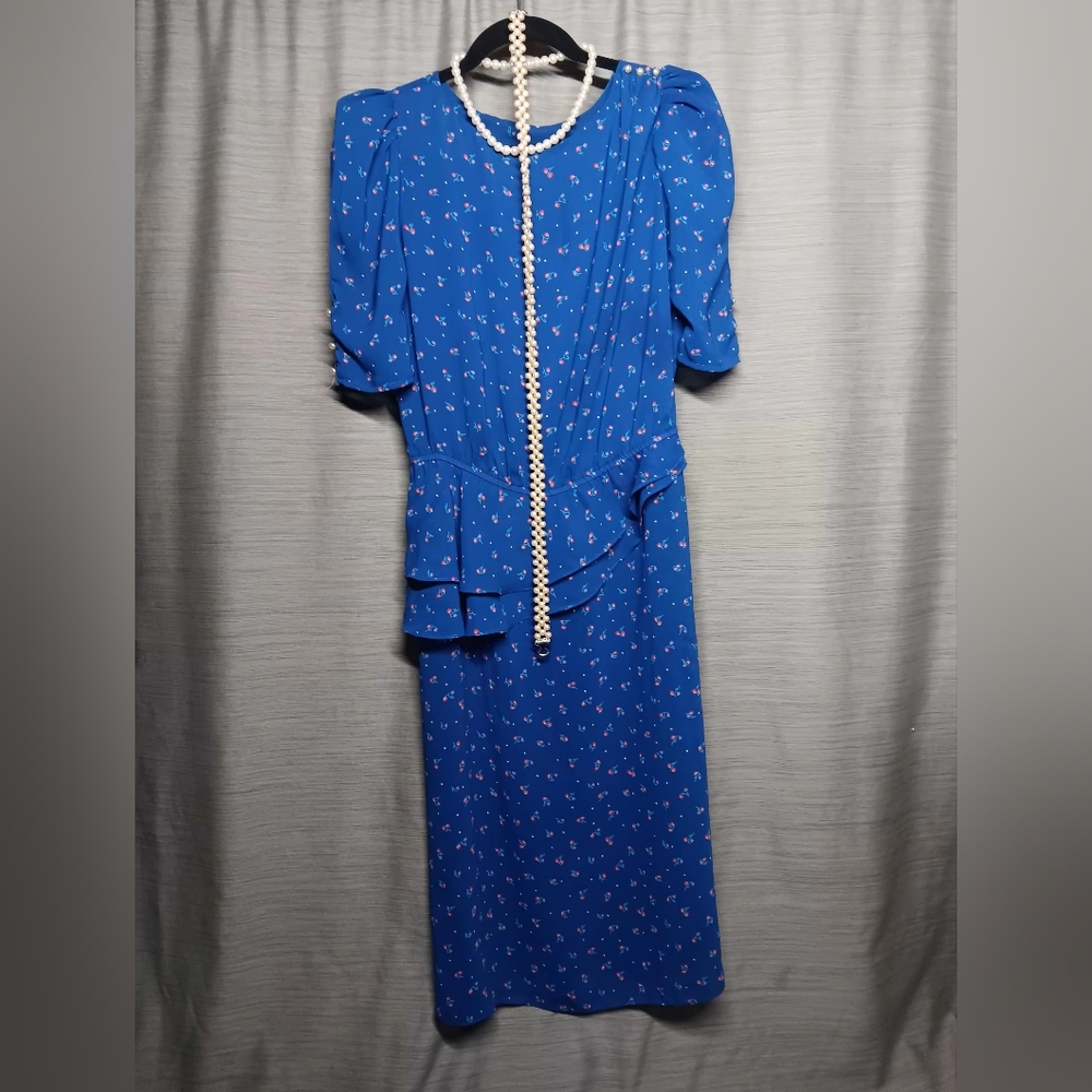 Elegant Vintage Blue Floral Dress With Necklace And Belt